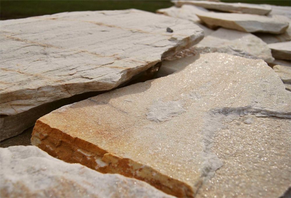 Kamień naturalny biały kremowy elewacja mury kwarcyt