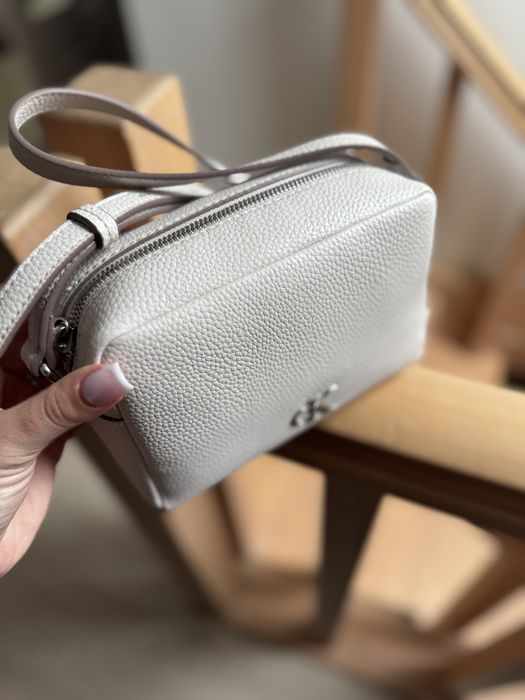 Кросбоді Calvin Klein молочна і чорна