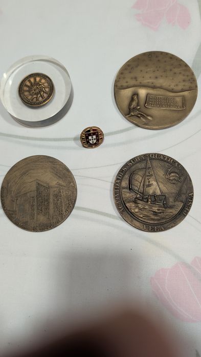 Vendo medalhas antigas