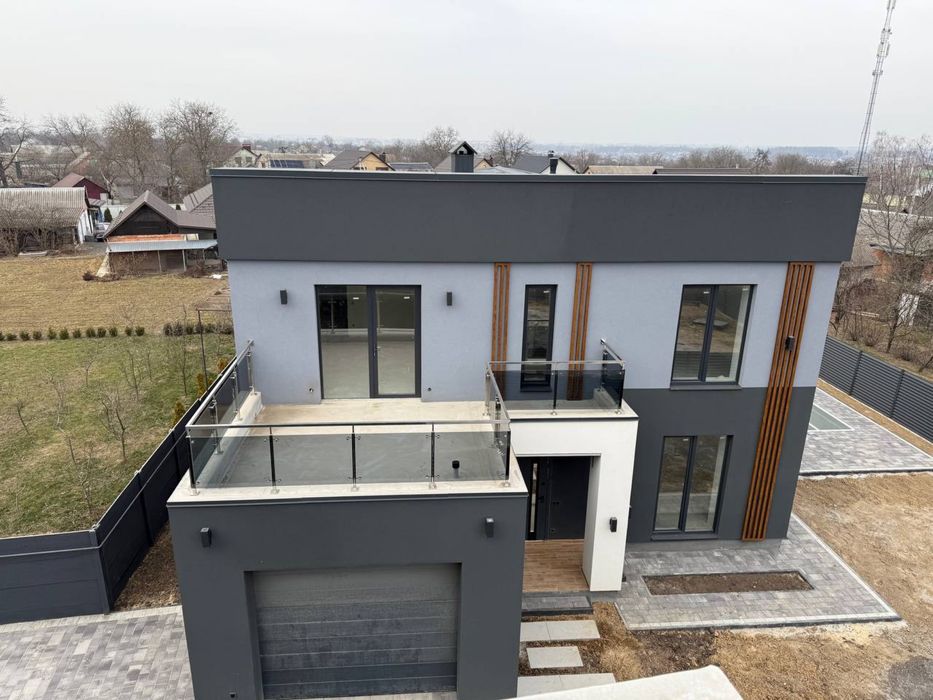 Новий будинок з басейном в закритому комплексі