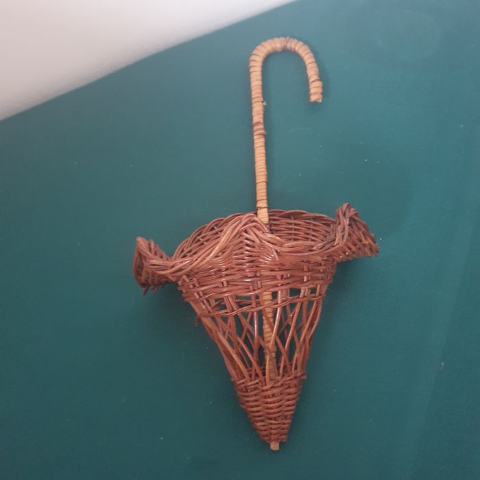 Koszyk wiklinowy w kształcie parasola