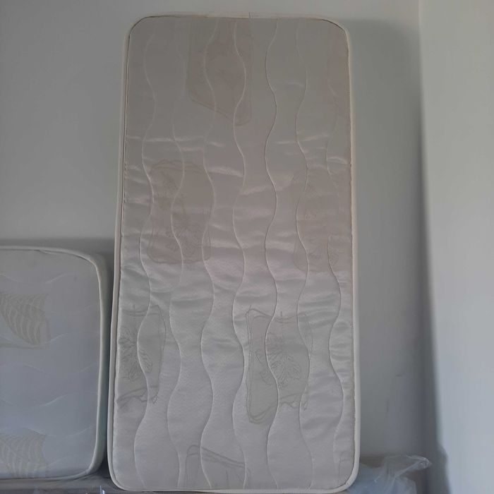 2 colchões de cama de grades (bebé) usados