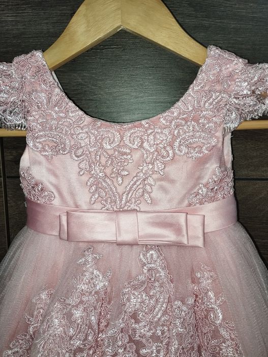 Piękna pudrowo różowa sukienka dla dziewczynki 86/92