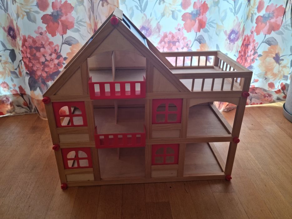 Drewniany domek dla lalek