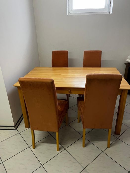 Sprzedam stół z czterema krzesłami