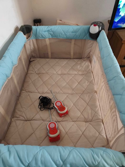 Parque para bebe tem duas opções de altura, muda fraldas, walkie-talkies e tocador de música e luz com comando tudo da Chicco