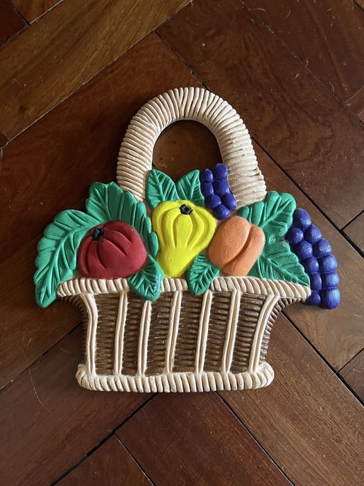 Decoração parede em barro pintado à mão