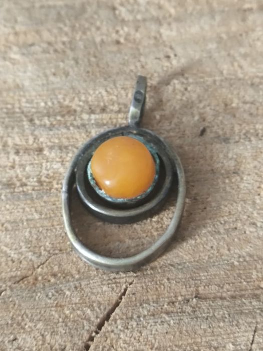 Stara srebrna zawieszka z mlecznym bursztynowym oczkiem. Vintage