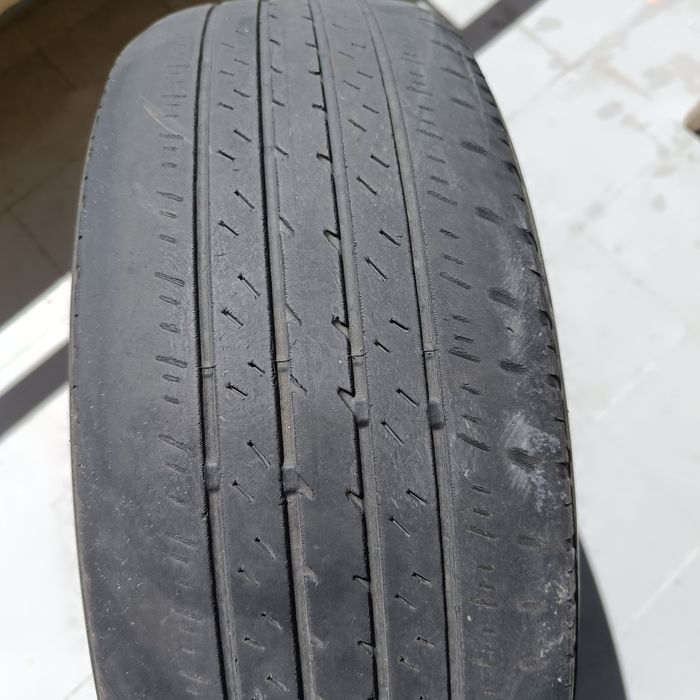 2 jantes com pneu Nissan Primera P12