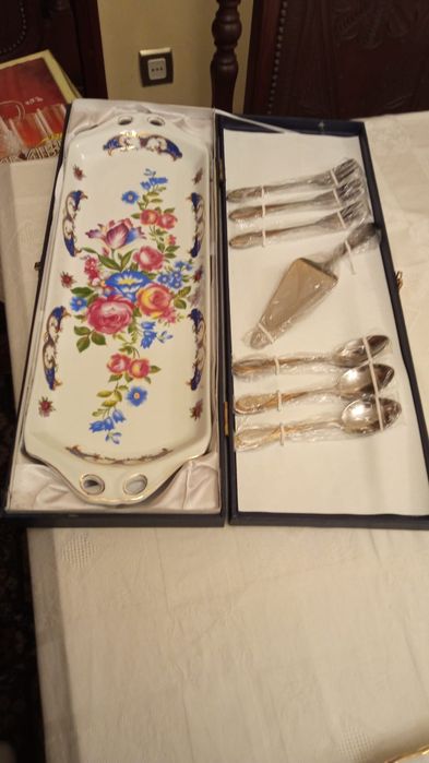 Prato de servir com espátula, garfos e colheres