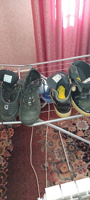 Продам дві пари жіночого взуття в гарному стані,носилися не довго розм