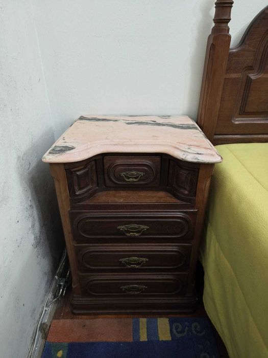 Vende-se Mobília de Quarto (cama + mesas de cabeceira + comuda + armário + espelho)