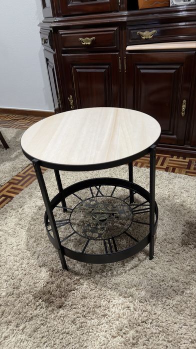 Mesa de apoio com relógio