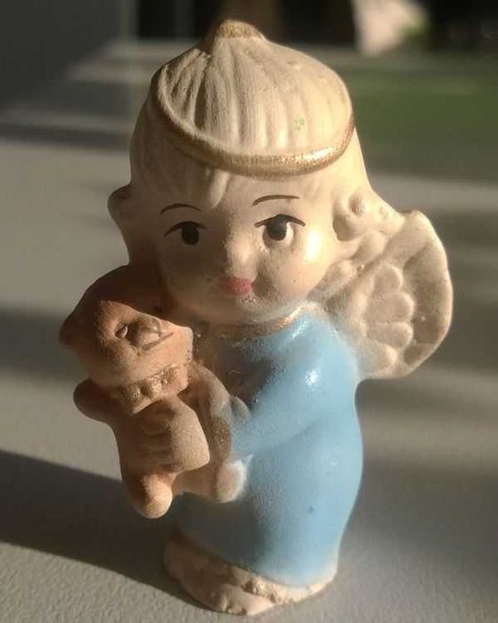Figurki Aniołków Figurka Aniołek z misiem na rękach niebieski 5cm
