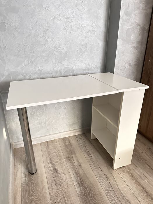 Манікюрний столик