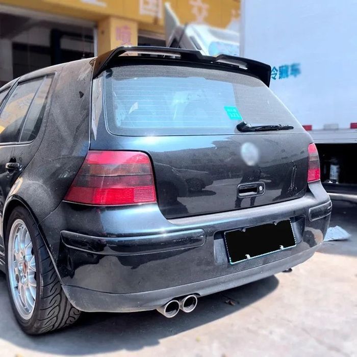Aileron / lip / spoiler traseiro em plástico ABS (por pintar ou em preto piano brilhante) para VW Golf 4, 3/5 portas hatchback 1998-2004