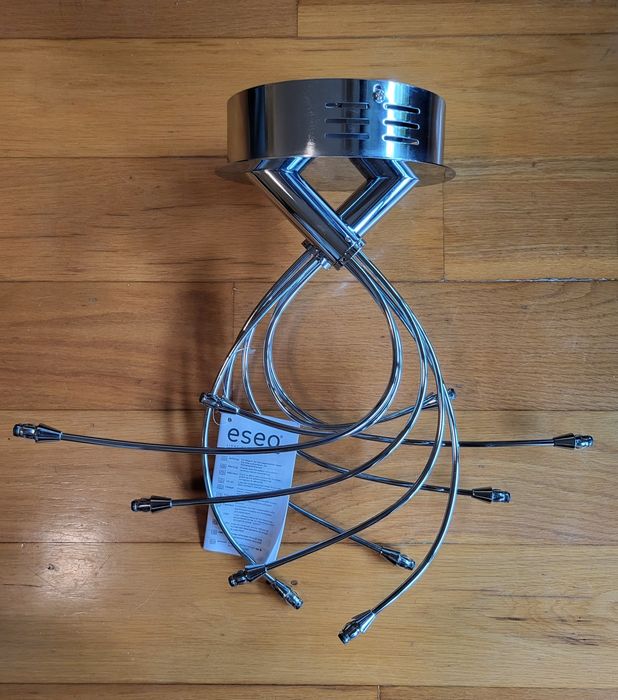 Candeeiro de tecto Eseo novo
O candeeiro cromado possui uma base cir