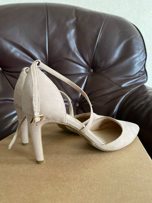 Туфлі босоніжки на каблуку бежеві 36 розмір