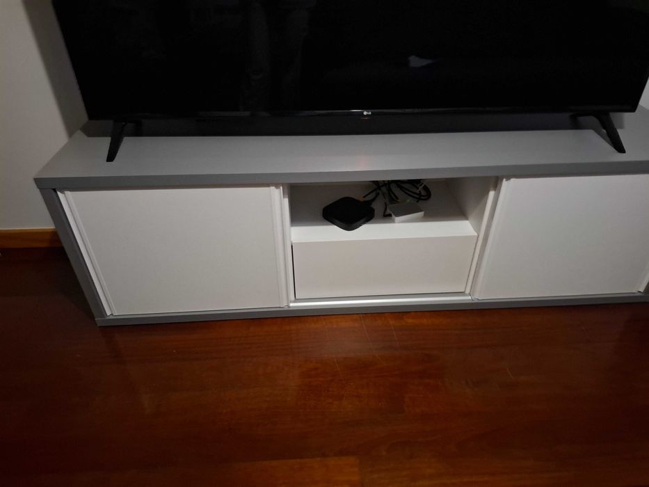 Móvel  tv e mesa de apoio em mt bom estado