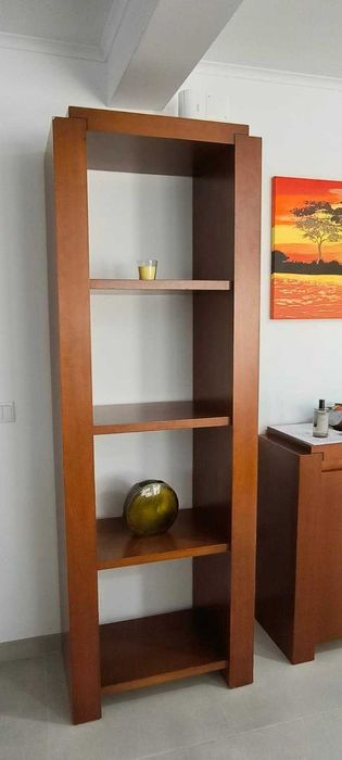 Conjunto de sala em madeira maciça de cerejeira. Mesa extensivel, estante e aparador/sapateira.