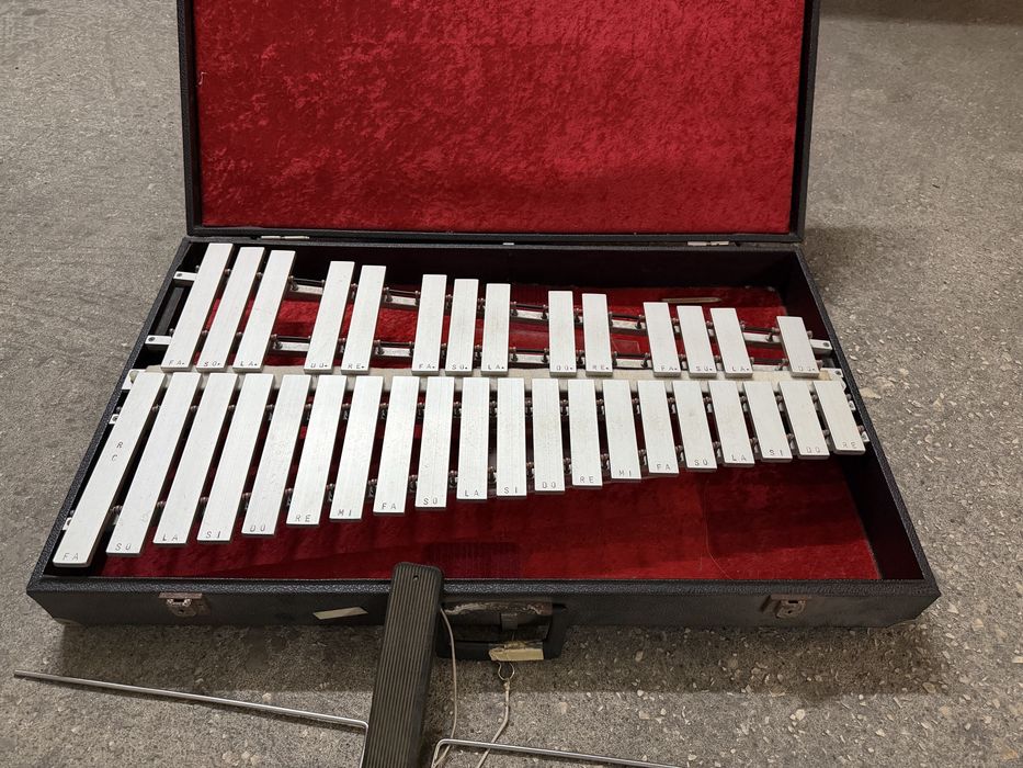 Glockenspiel com pedal com pouco uso