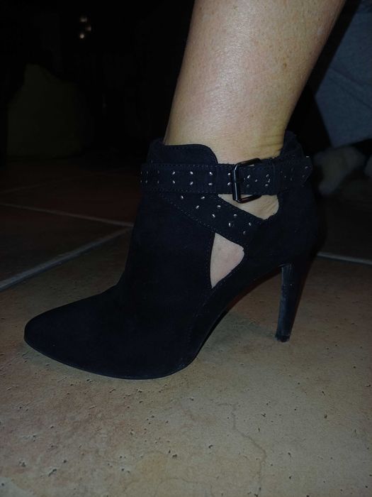 Vende-se botas em camursa preta