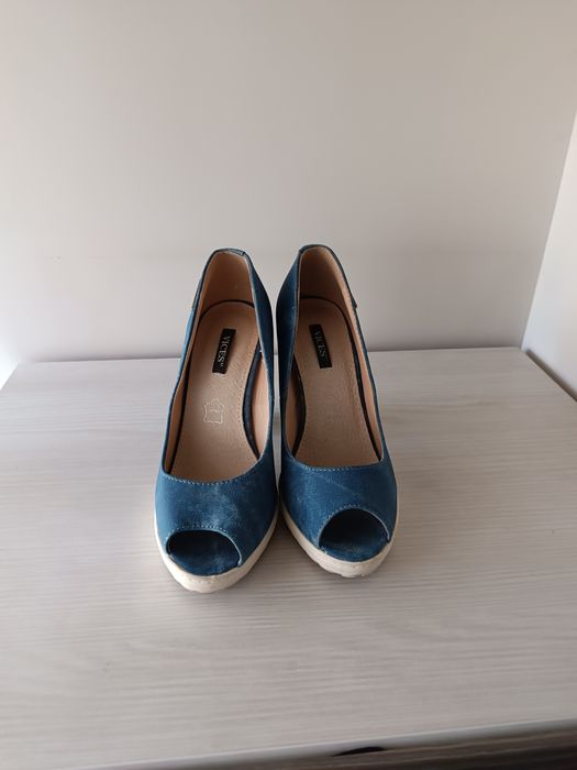 Buty na słupku Vices .