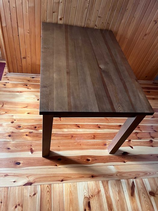 Stół drewniany do pokoju lub kuchni