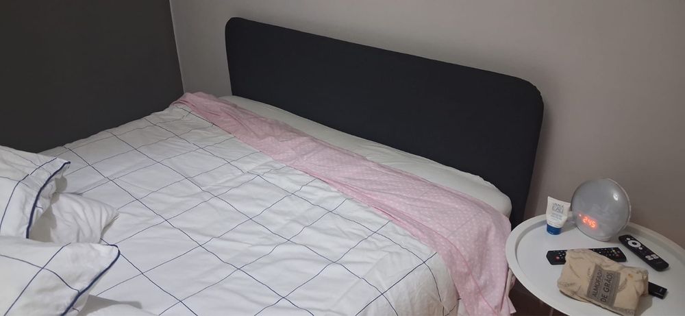 Estrutrura da cama estufada, cinza escuro + colchao de molas ensacadas