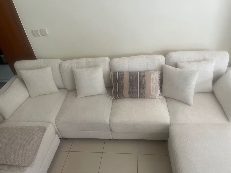 Sofá de canto em U/L - 2 pés de descanso móveis - com iluminação LED - mesa de apoio dobrável - com 6 almofadas - tecido chenille - bege