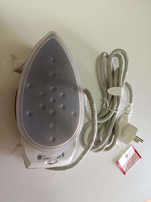 Ferro de viagem a vapor da marca kenwood