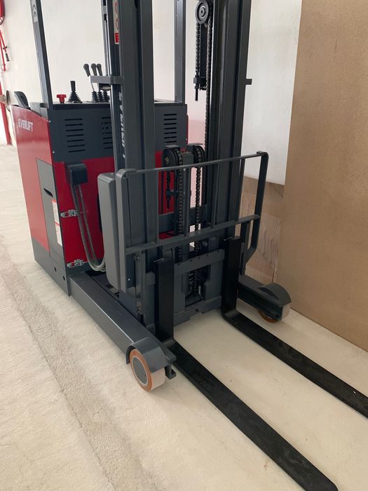 Empilhador Eléctrico ( Retratil) Novo 1.5T ( com carregador)