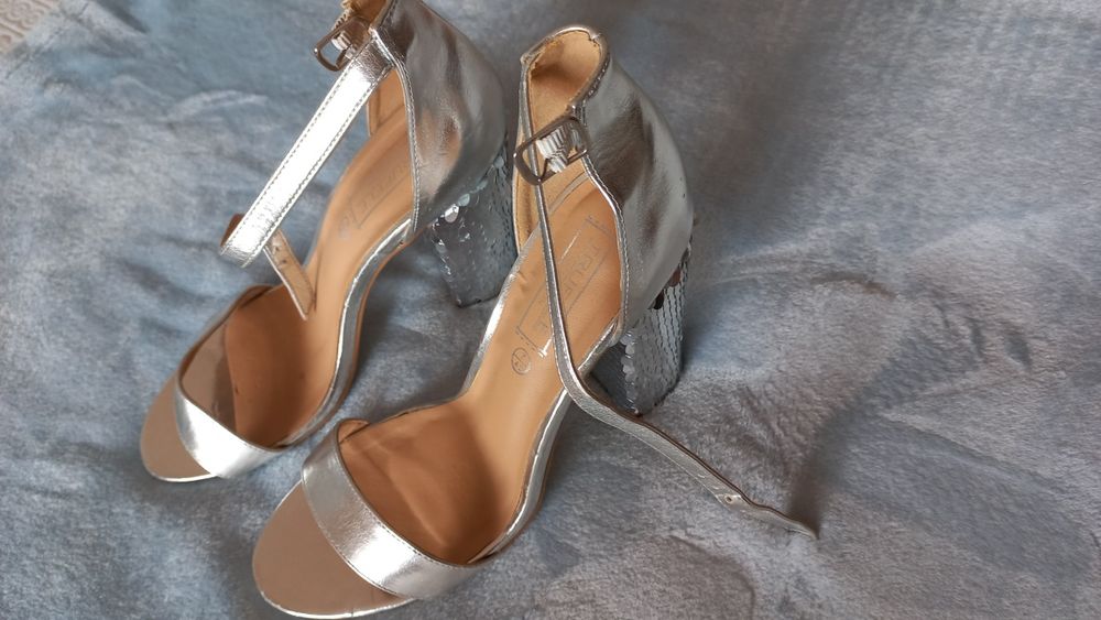 Sandálias prateadas