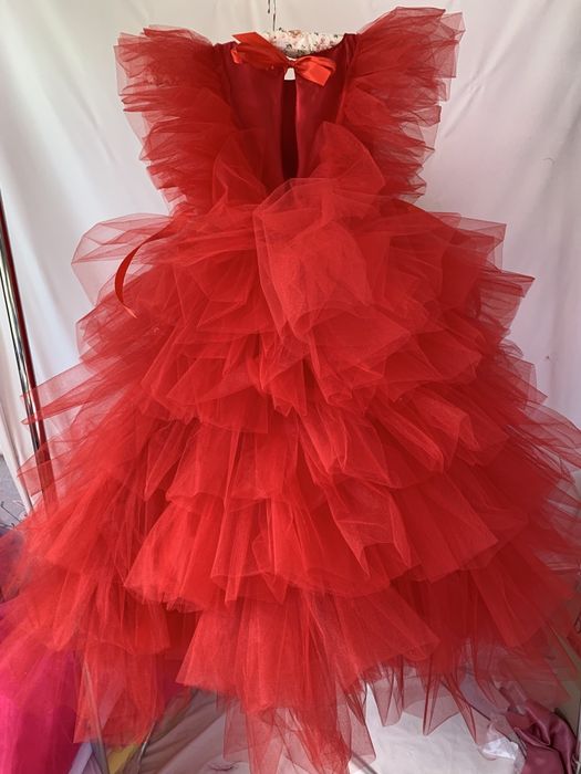 Сукня червона на 5-6 рокiв пишна нарядна на день народження