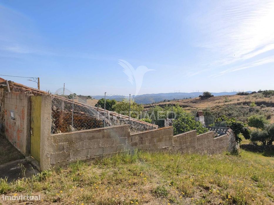 Casa térrea para recuperação total. Com quintal — Alcoutim E Pereiro, Faro