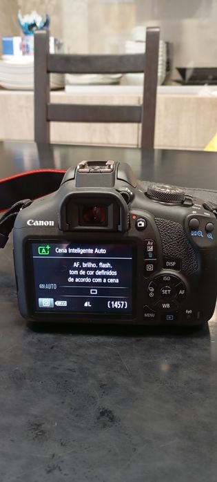 Máquina fotográfica Canon EOS 2000D