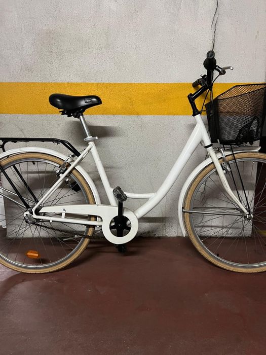 Bicicleta branca com cesto