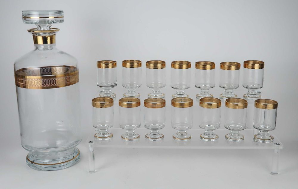 Garrafa com 14 copos de licor em cristal - rebordo dourado