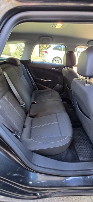 Czarny Opel Astra