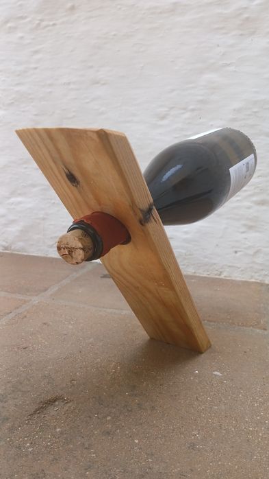 Suporte flutuante para garrafas de vinho.