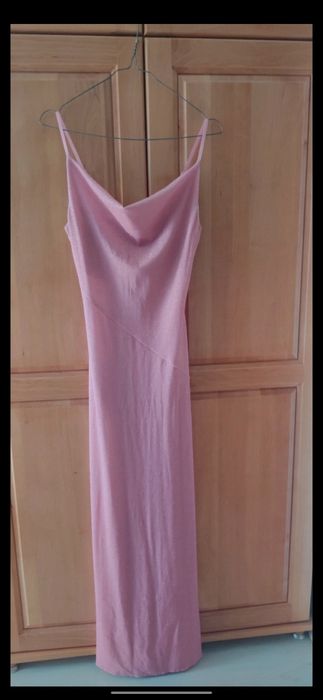 Pudrowo różowa balowa sukienka