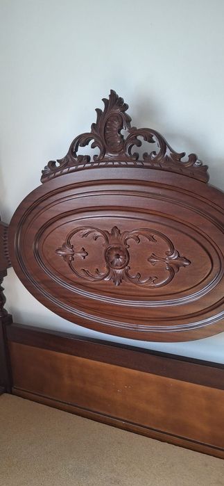 Cama de solteiro em madeira