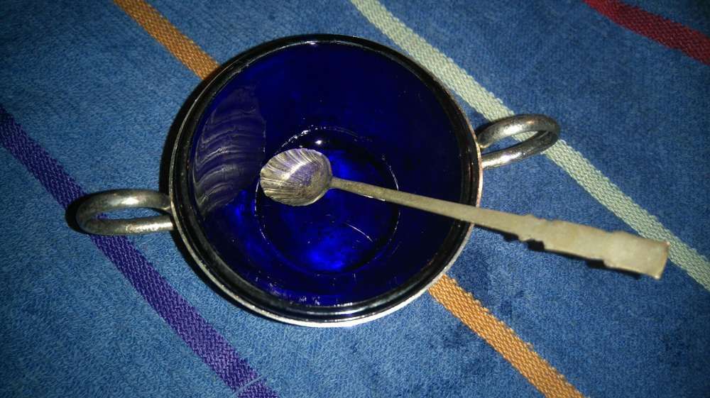 Kobaltowa mała angielska cukierniczka