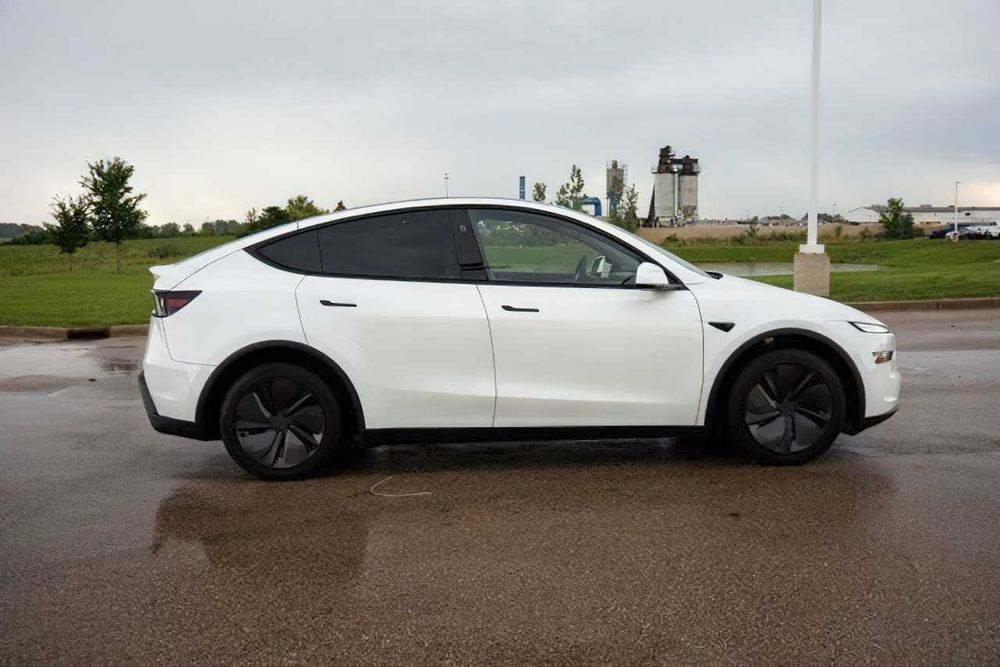 Tesla Model Y Long Range      2026