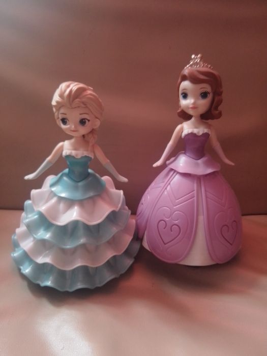 Lalki Anna i Elza tańczące