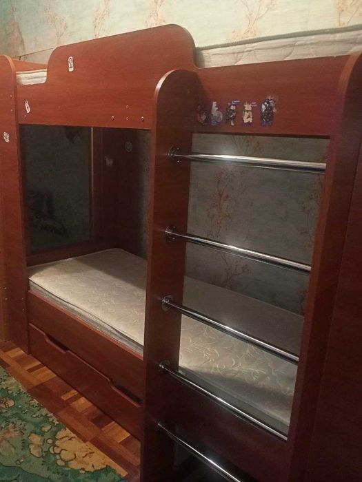 Продам двоярусну кровать (Осіпенковський мк-р)