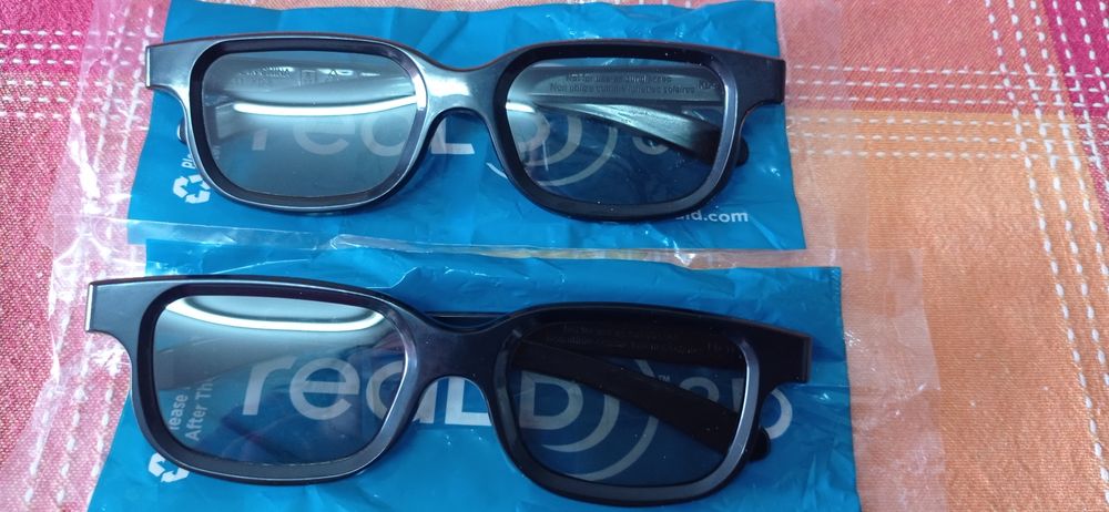 Vendo 2 pares de óculos para ver em 3D