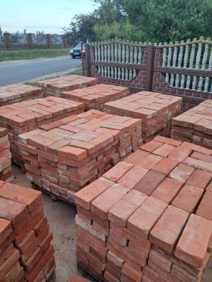 Stara cegla pruska rozbiurkowa z rozbiurki z domu mieszkalnego z 1880r