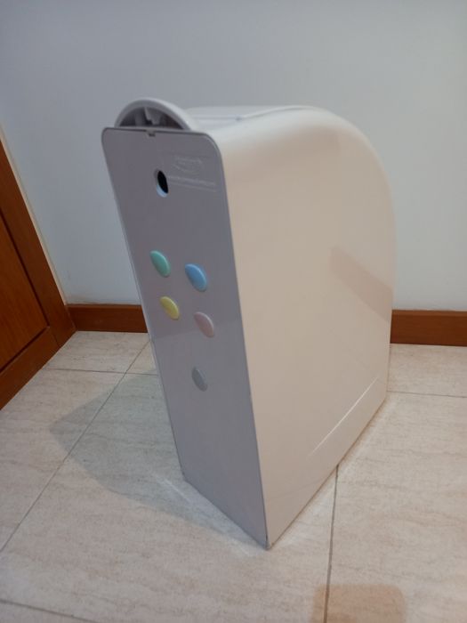 Dispensador de tampões e pensos higiénicos