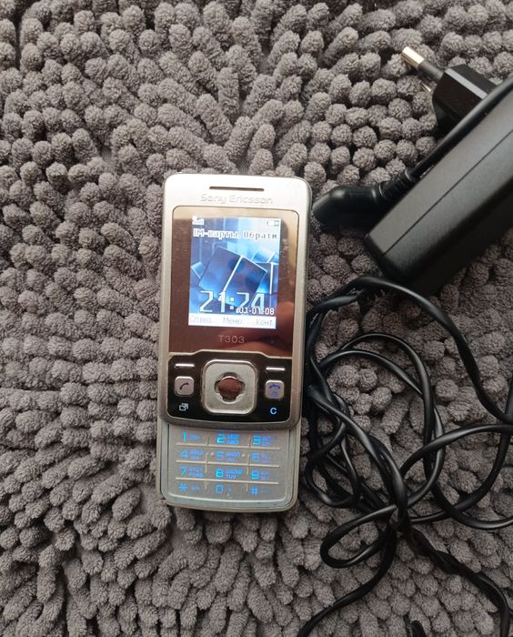 Продам телефон Sony Ericsson T303 с родным рабочим зарядным устройство